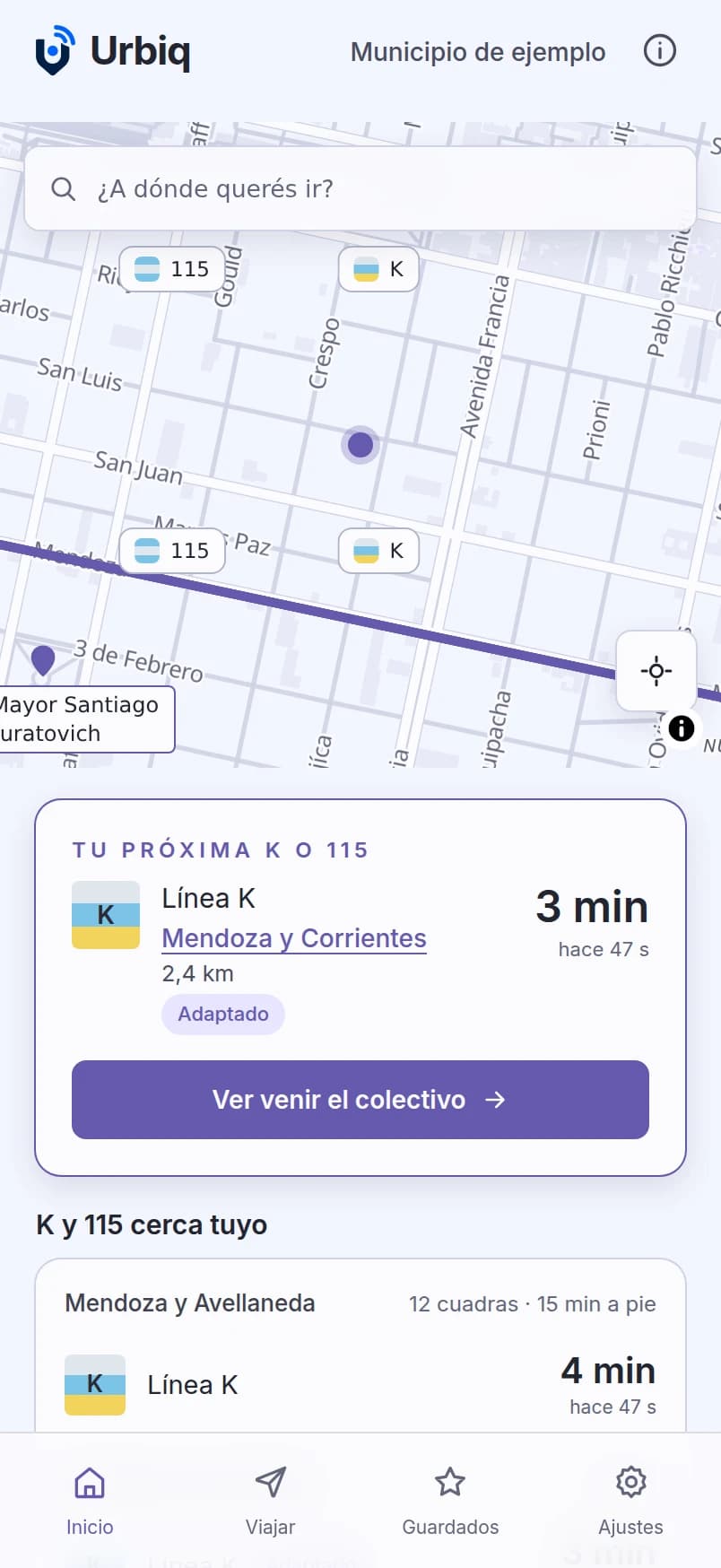 Captura de la app de pasajeros con datos de ejemplo: el mapa con colectivos de las líneas K y 115 cerca de la persona, la próxima K en 3 minutos y las paradas cercanas.