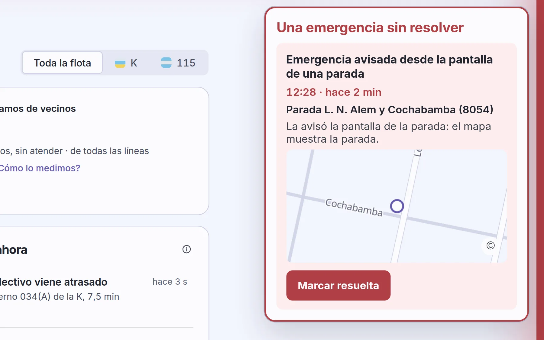 El aviso de una emergencia sin resolver en el panel de un municipio de ejemplo: avisada desde la pantalla de una parada de ejemplo, con la hora, la parada en un mapa y el botón para marcarla resuelta.