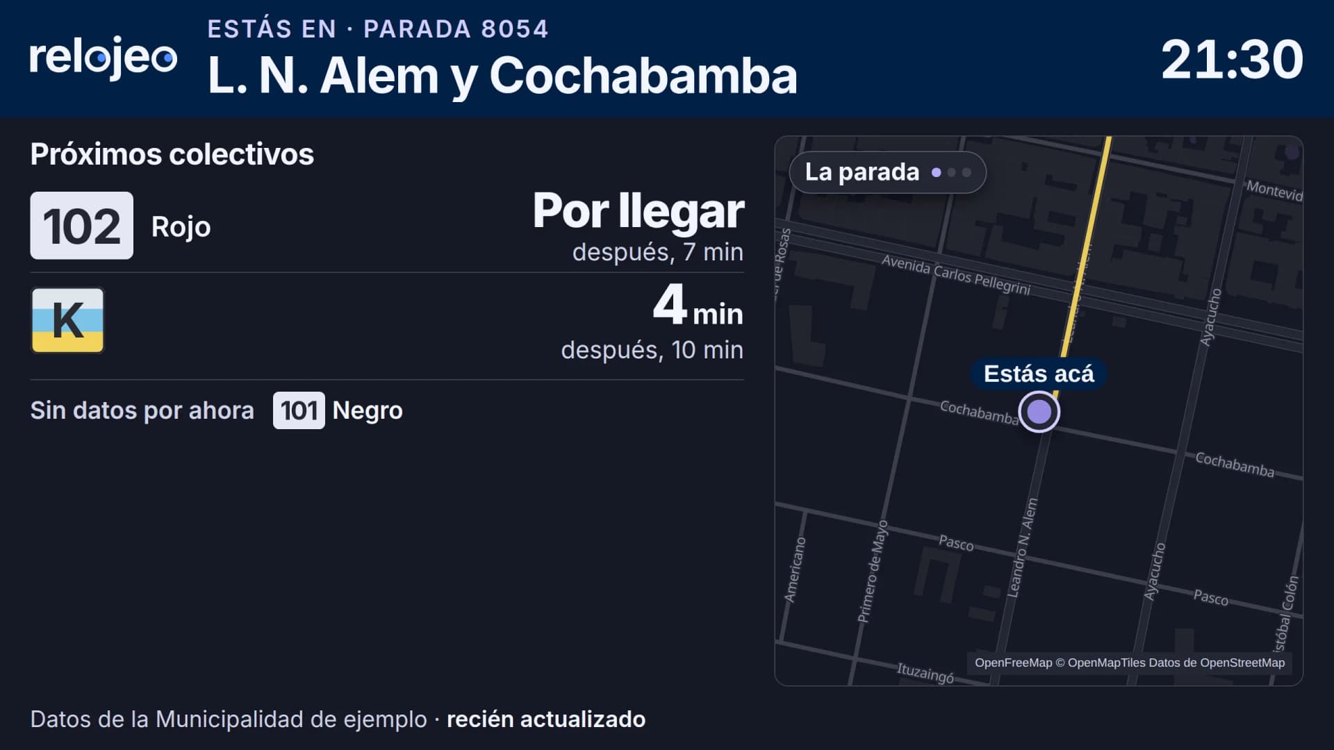 La misma pantalla de parada de noche, oscura, con datos de ejemplo.