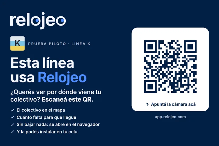 Sticker apaisado en marino con un código QR.