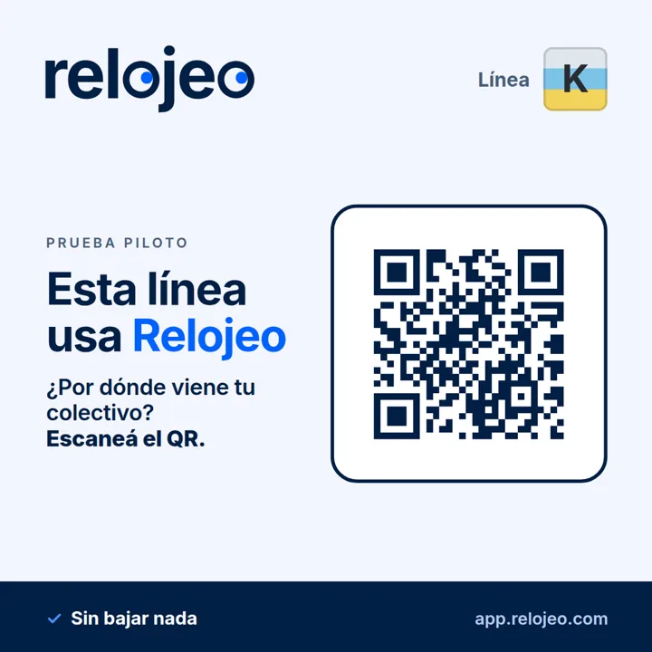 Sticker cuadrado con un código QR para seguir el colectivo.